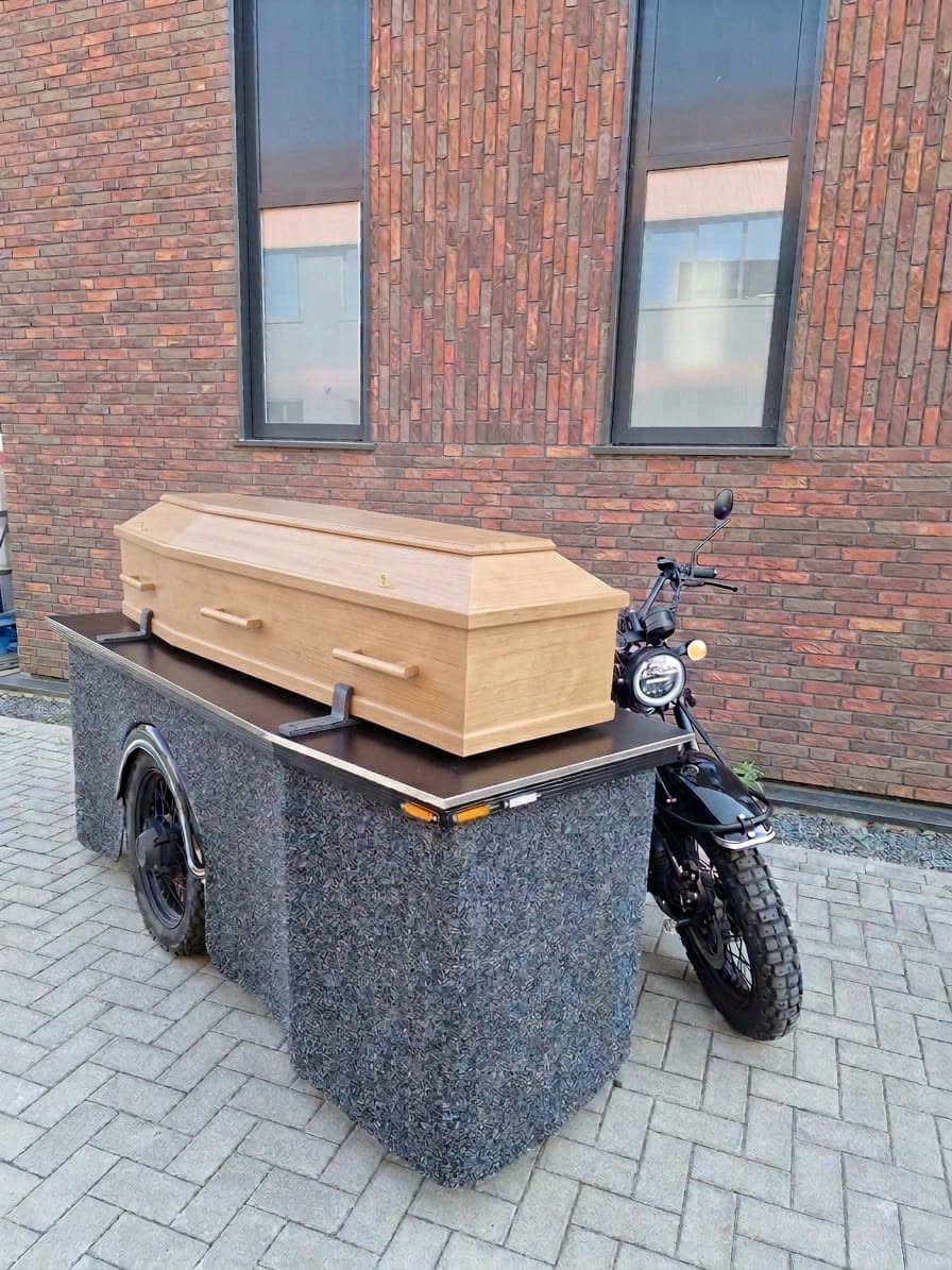 De zijspanmotor met een kist op de baar